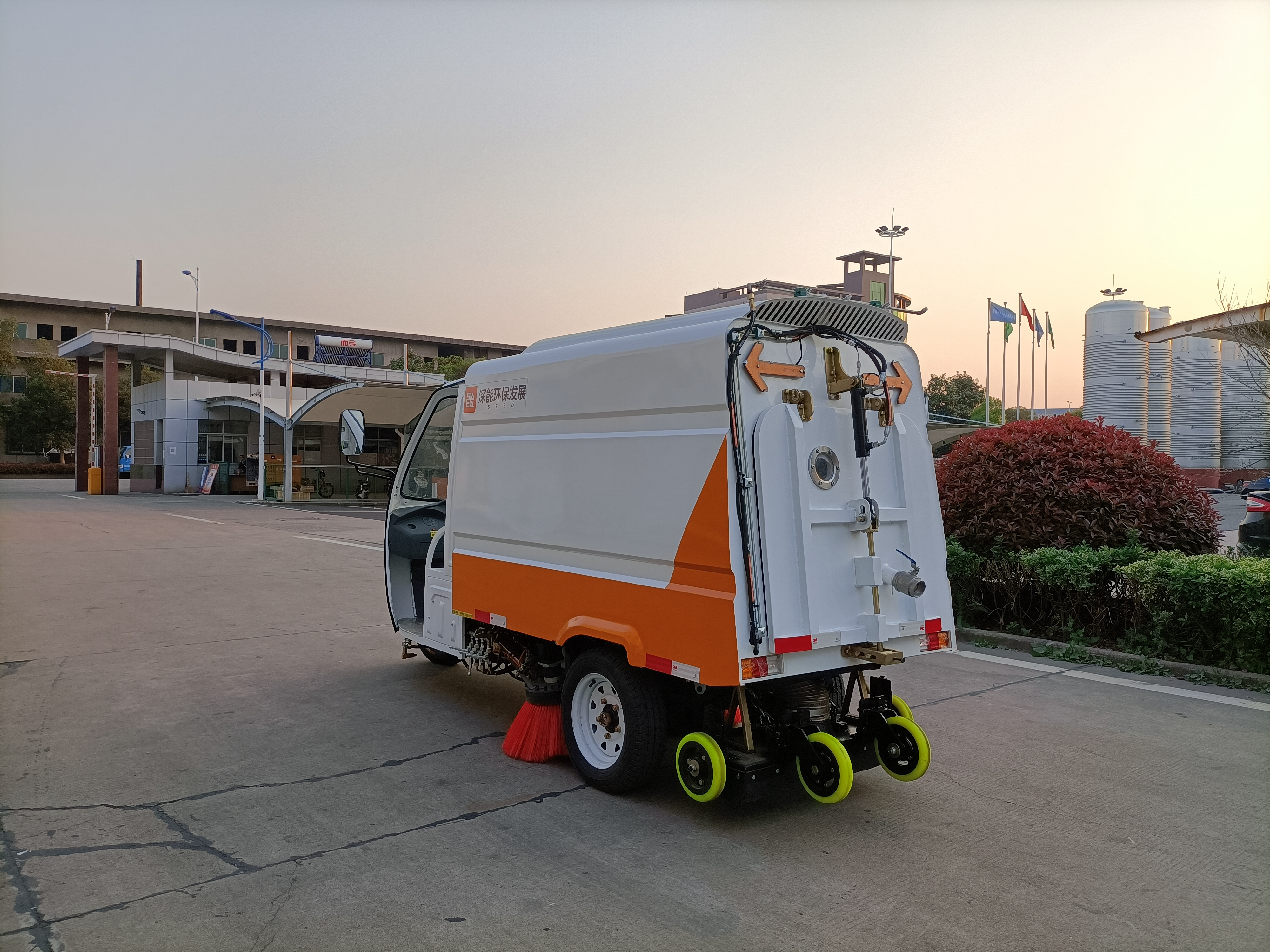 午夜影院网站純吸掃路車