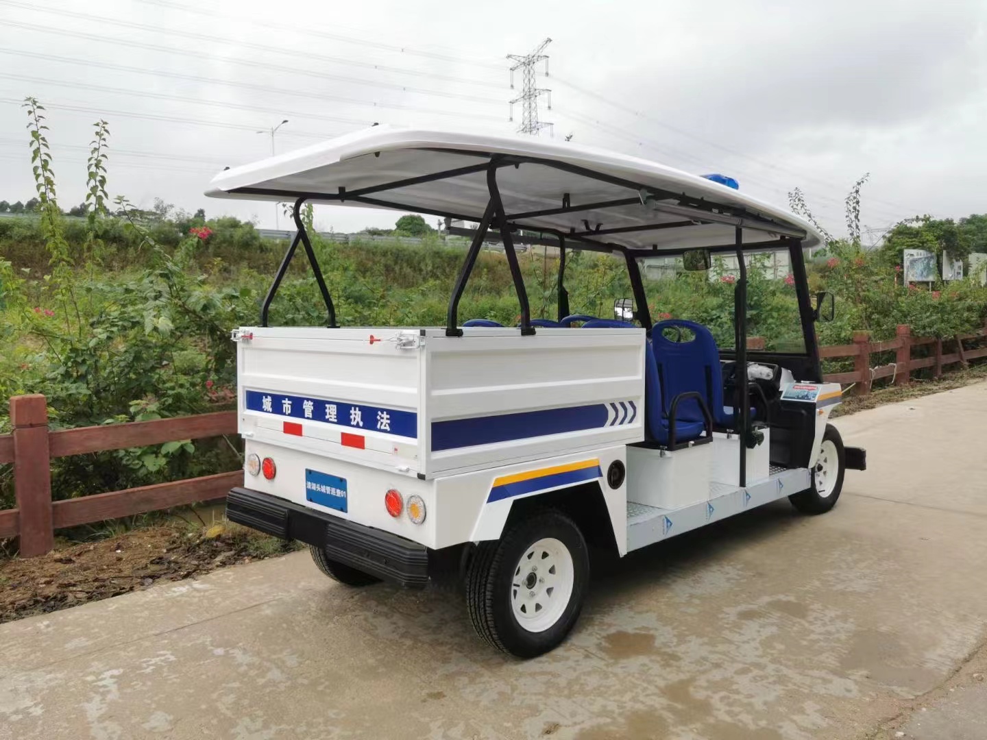 5座午夜影院网站巡邏車帶後鬥