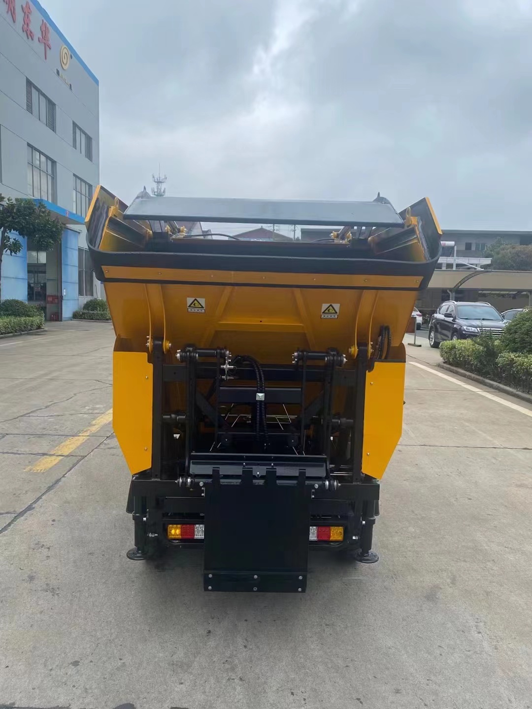 午夜影院网站三輪後上桶清運車