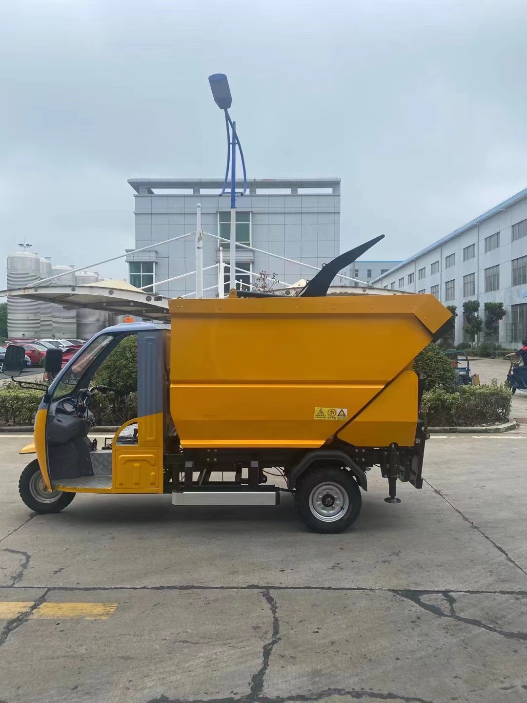 午夜影院网站三輪後上桶清運車